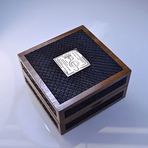 Подарочная ювелирная коробка для украшения из дерева сапеле и кожи питона с золотой вставкой на крышке