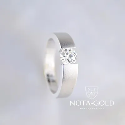 Матовое помолвочное кольцо из белого золота с бриллиантом 0,5ct и гравировкой (Вес: 4,5 гр.)