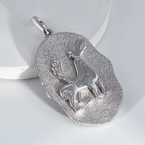 Серебряная подвеска с барельефом собаки и буквами (Вес 40,3 гр.)