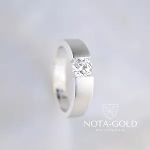 Матовое помолвочное кольцо из белого золота с бриллиантом 0,5ct и гравировкой (Вес: 4,5 гр.)