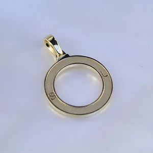 Золотой кулон в виде круга с инициалами и личной гравировкой (Вес: 2,5 гр.)