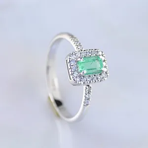 Женское помолвочное кольцо из белого золота с крупным изумрудом 0,5ct и бриллиантами (Вес: 3 гр.)