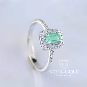 Женское помолвочное кольцо из белого золота с крупным изумрудом 0,5ct и бриллиантами (Вес: 3 гр.)