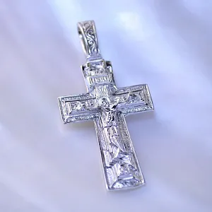 Серебряный крест с распятием и молитвой на обратной стороне (Вес: 4 гр.)