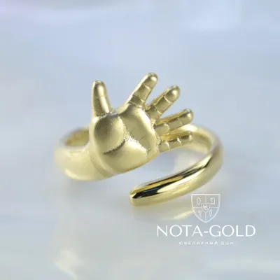 Кольцо в виде ручки ребёнка из жёлтого матового золота без вставок (Вес: 5 гр.)