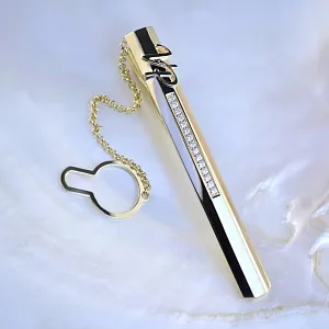 Зажим для галстука из жёлтого золота с инициалами, бриллиантами и гравировкой (Вес: 14 гр.)
