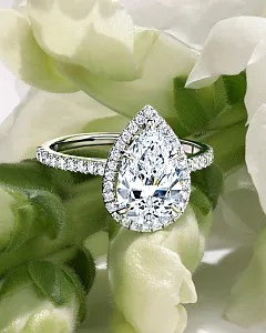 Женское кольцо из белого золота с бриллиантом Груша (Вес 2,9 гр.)