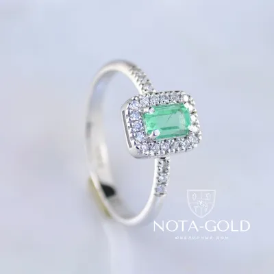 Женское помолвочное кольцо из белого золота с крупным изумрудом 0,5ct и бриллиантами (Вес: 3 гр.)