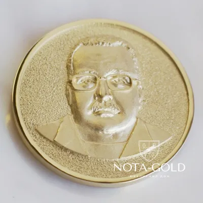 Медаль с портретом юбиляра из золота