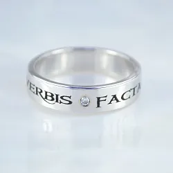 Кольцо с гравировкой facta sunt potentiora verbis (поступки сильнее слов) с бриллиантом (Вес: 6 гр.)