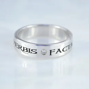 Кольцо с гравировкой facta sunt potentiora verbis (поступки сильнее слов) с бриллиантом (Вес: 6 гр.)