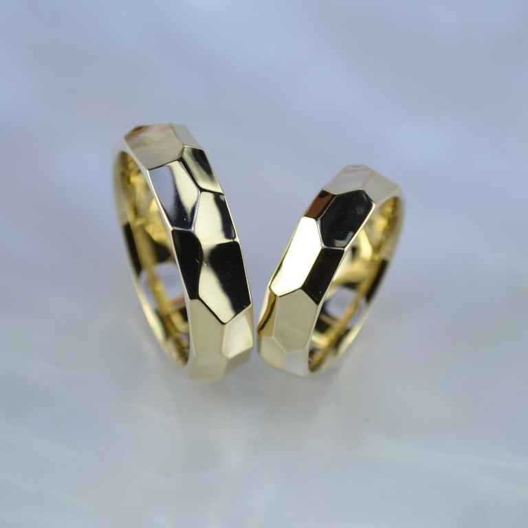 Свадебные кольца в виде скошенных граней из жёлтого золота (Вес пары: 11 гр.)
