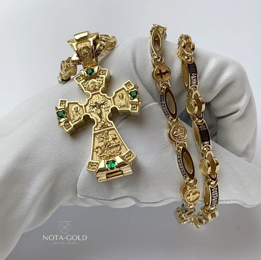 Православный нательный крест мощевик из желтого золота с изумрудами