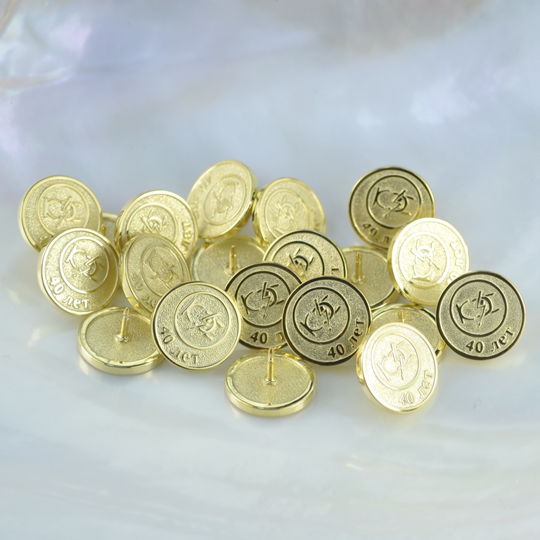 Юбилейные серебряные значки 925 пробы с позолотой 20шт для компании (вес 2,67 гр.)