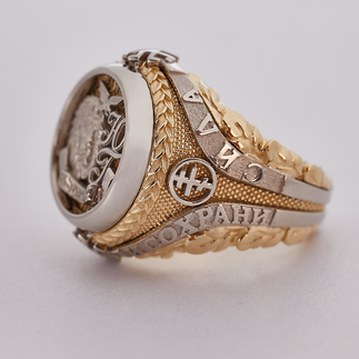 Мужское именное кольцо-печатка из жёлто-белого золота со львом, славянскими символами, гравировкой надписей и фамилией (Вес: 40 гр.)