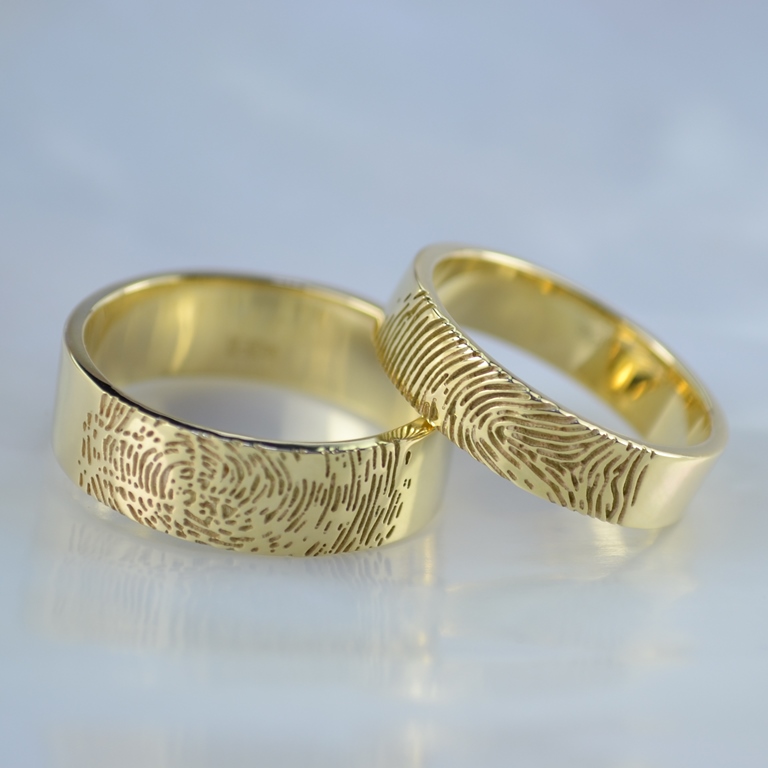 Обручальные кольца с нанесёнными отпечатками пальцев на поверхности из жёлтого золота (Вес пары: 11 гр.)