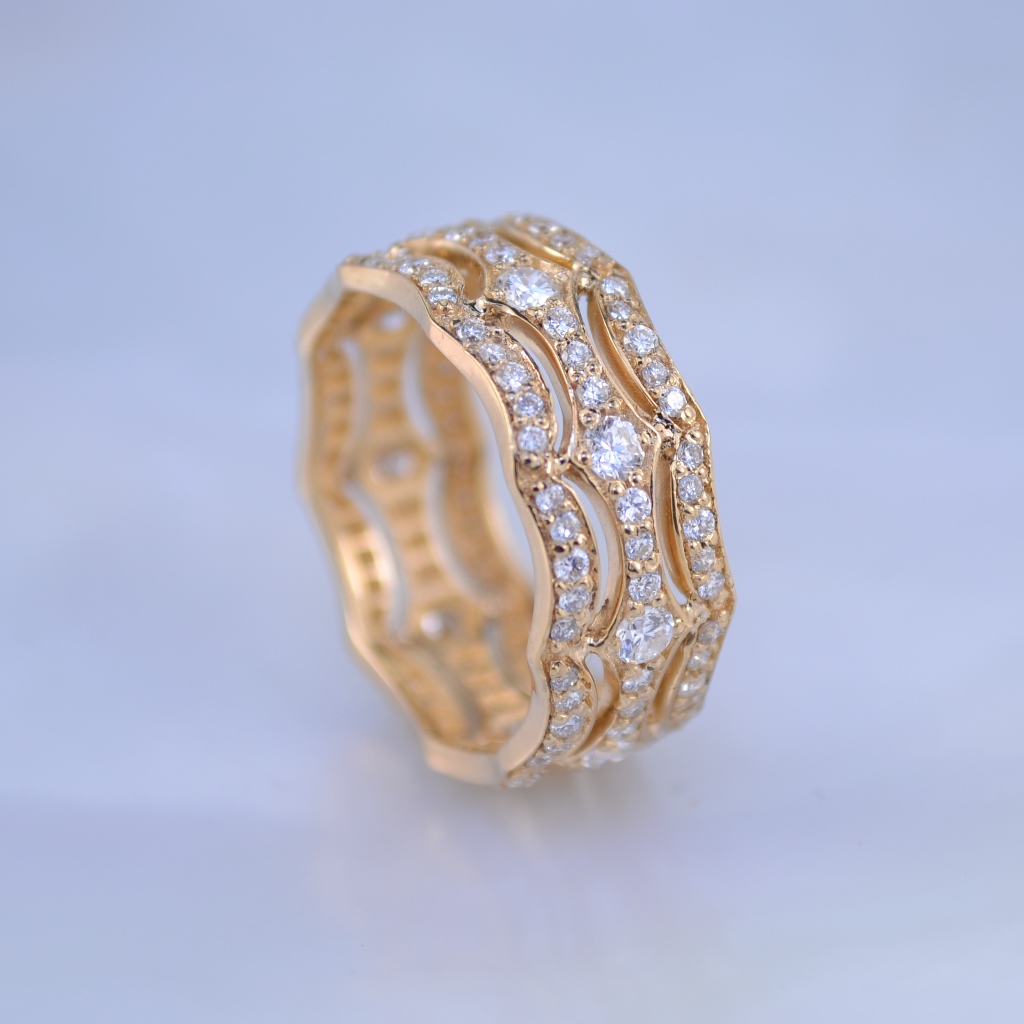 Женское кольцо из красного золота с дорожками из бриллиантов (Вес: 4,5 гр.)