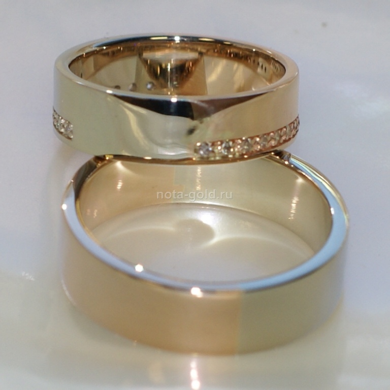 Ювелирная мастерская Nota-Gold изготовила на заказ глянцевые двухцветные классические обручальные кольца с бриллиантами