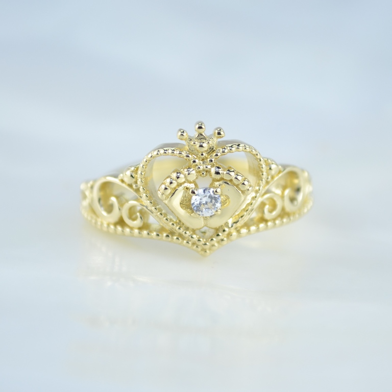 Кольцо на рождение с пятками ребёнка и короной из жёлтого золота с фианитом (Вес: 4 гр.)