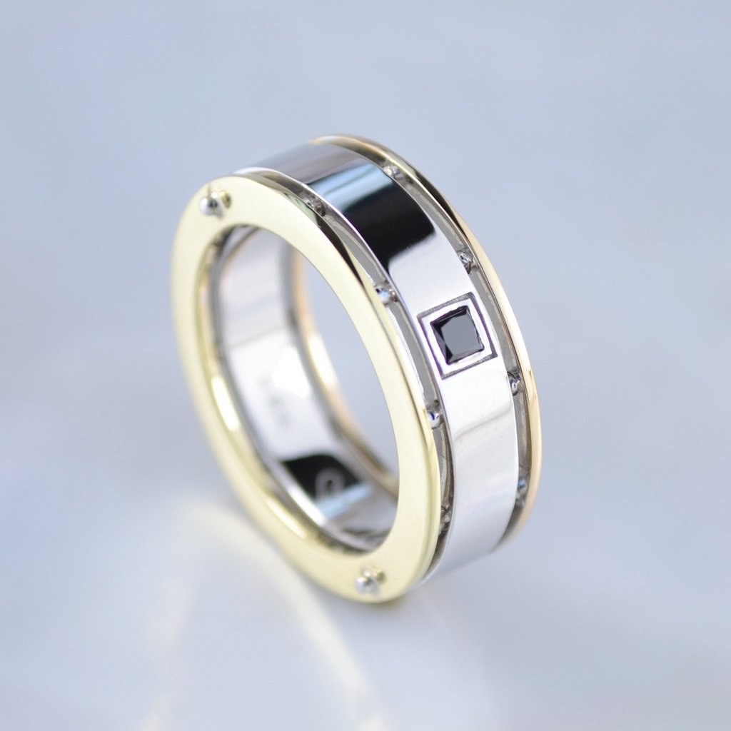 Мужское золотое кольцо из трёх видов золота с бриллиантом и гравировкой (Вес: 11 гр.)