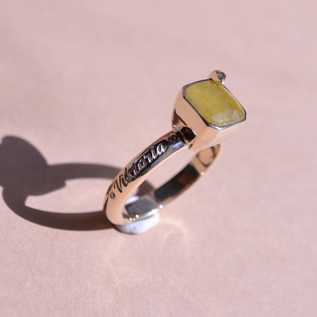 Женское золотое кольцо на заказ из жёлтого золота с именем и камнем Клиента (Вес: 6 гр.)