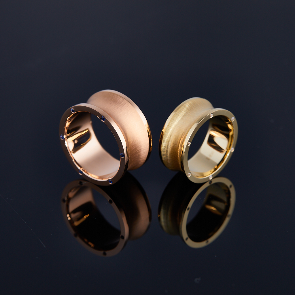 Широкие вогнутые золотые обручальные кольца с сапфирами и бриллиантами
