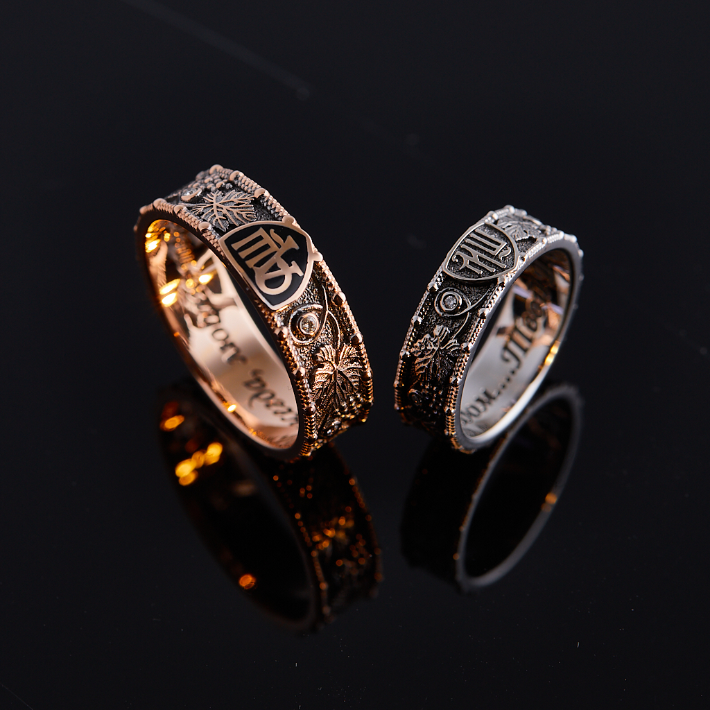 Обручальные кольца из красного золота с чернением, узором и гравировкой по рисунку заказчика