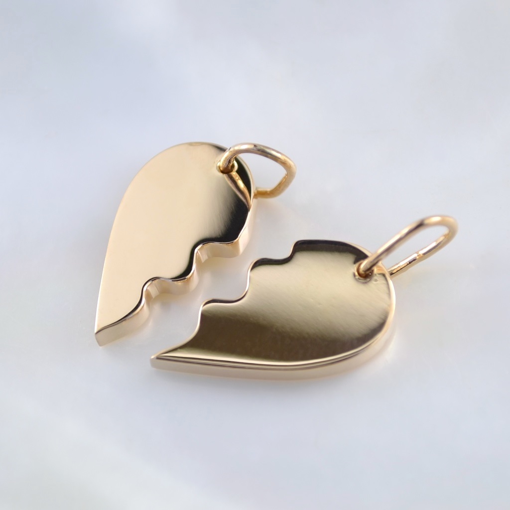 Парные золотые подвески в форме сердца с гравировкой имён (Вес: 10 гр.)