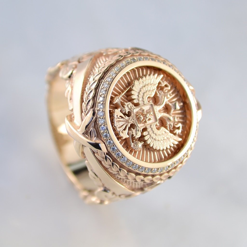 Мужское кольцо-печатка на заказ из красного золота с гербом России, бриллиантами и крестом (Вес: 30 гр.)