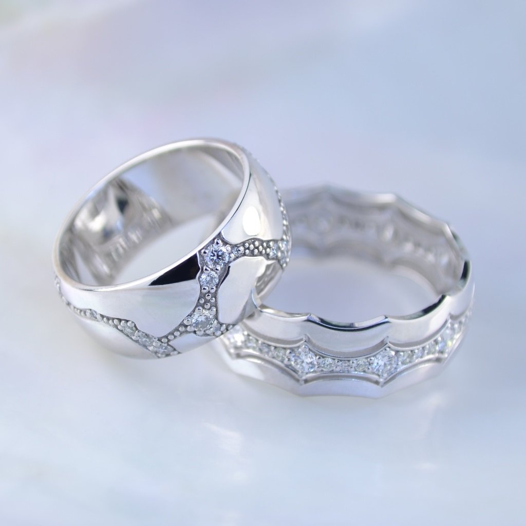 Эксклюзивные обручальные кольца на заказ из белого золота с дорожками из бриллиантов (Вес пары 11 гр.)
