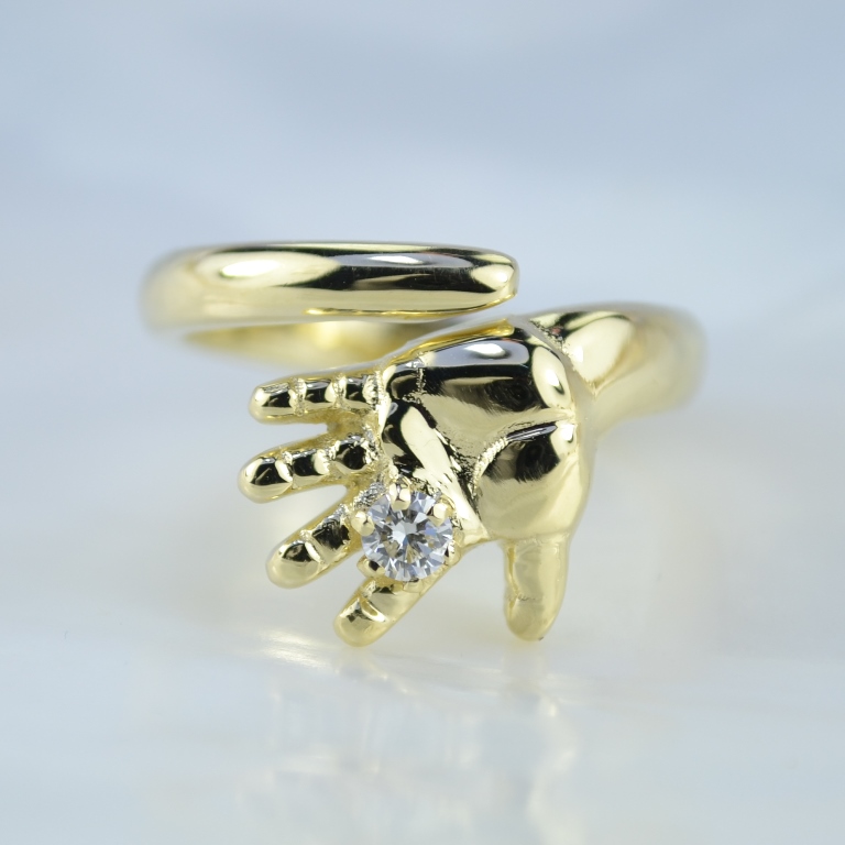 Легковесное безразмерное кольцо с ручкой из жёлтого золота с бриллиантом (Вес: 5 гр.)