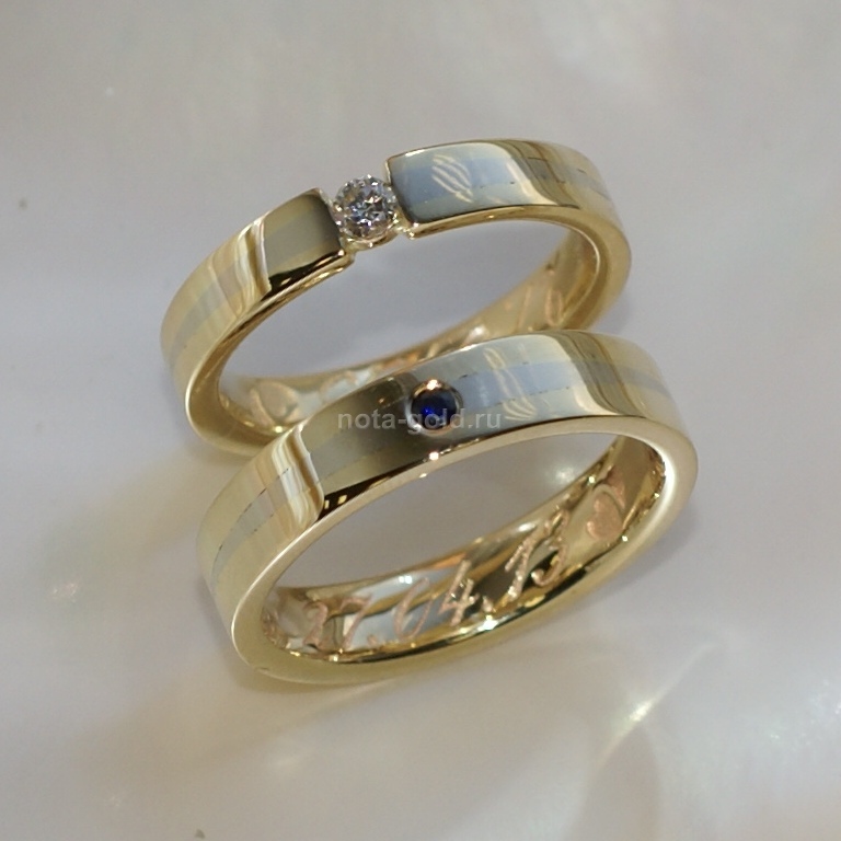 Ювелирная мастерская Nota-Gold изготовила на заказ узкие глянцевые двухцветные обручальные кольца со вставками