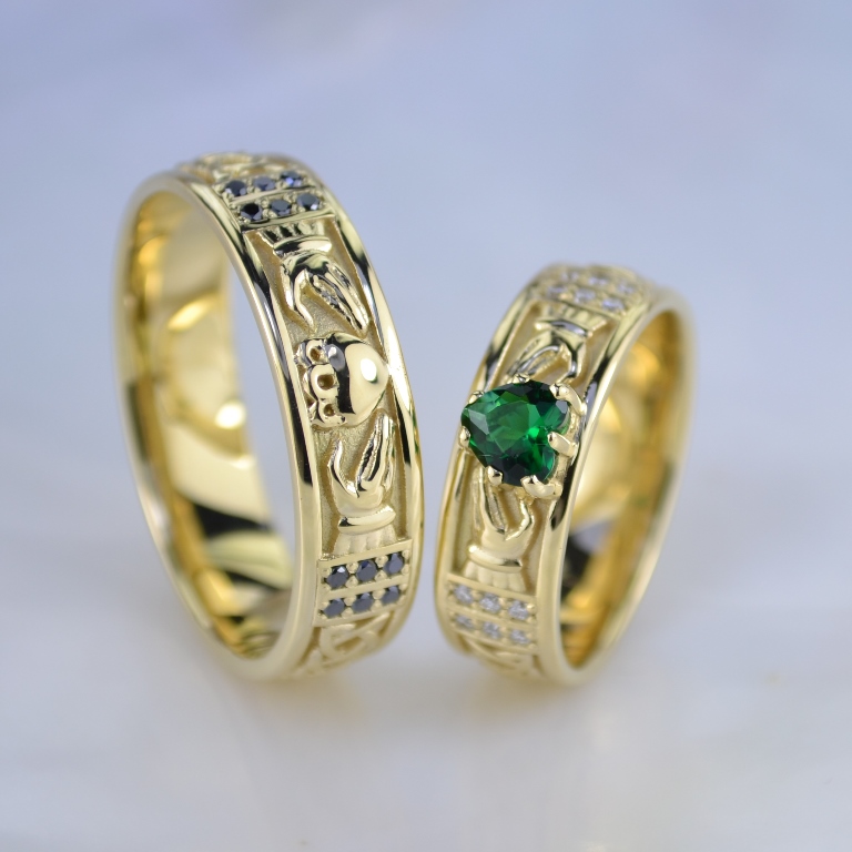 Кладдахские обручальные кольца из жёлтого золота с изумрудом сердце и бриллиантами (Вес пары: 15 гр.)