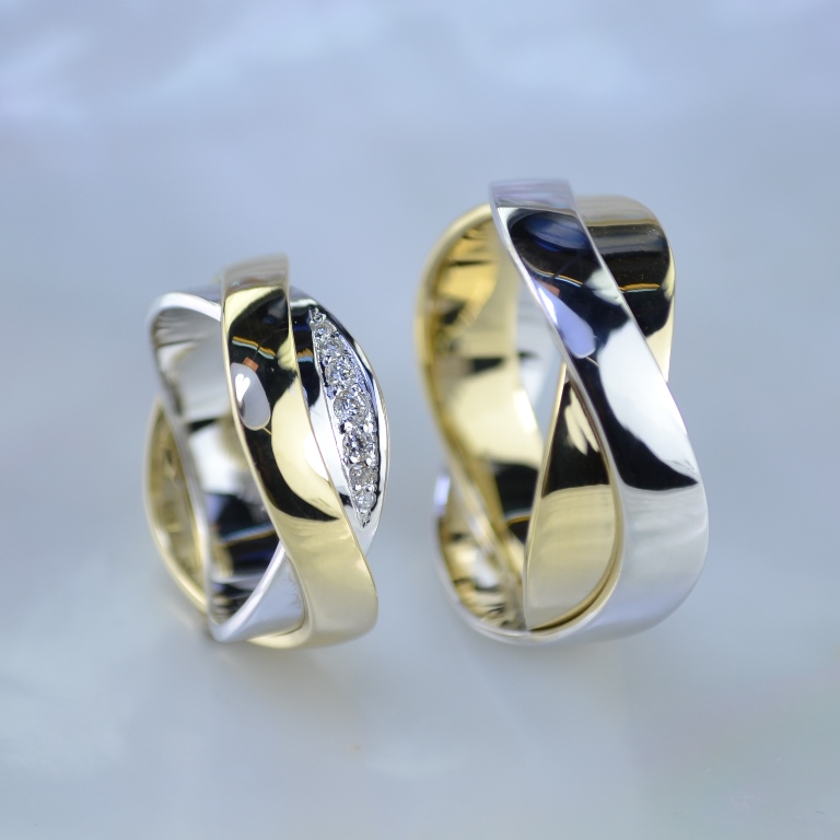 Широкие обручальные кольца в виде знака бесконечности с бриллиантами (Вес пары: 15 гр.)