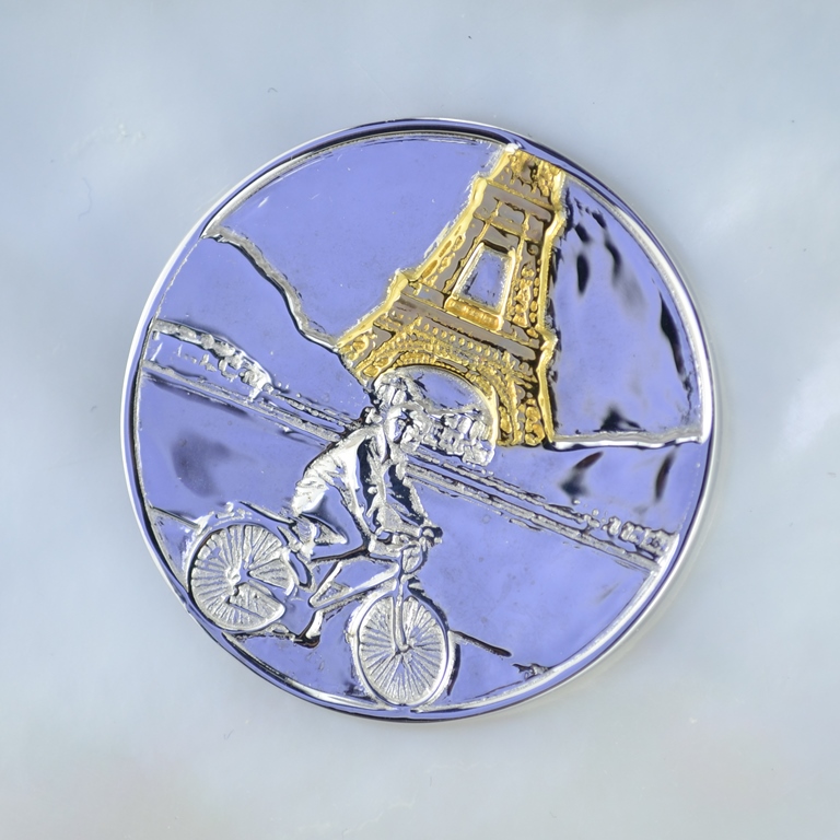Медаль из серебра в подарок на день рождение по фото заказчика с гравировкой (вес 22 гр.)