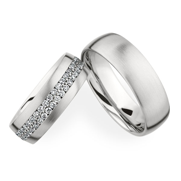 Широкие выпуклые матовые платиновые обручальные кольца с двойной дорожкой бриллиантов в женском кольце (Вес пары: 22 гр.)