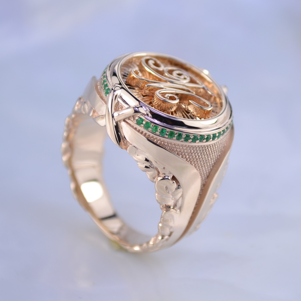 Именное мужское кольцо с инициалами из красного золота с изумрудами (Вес: 38 гр.)