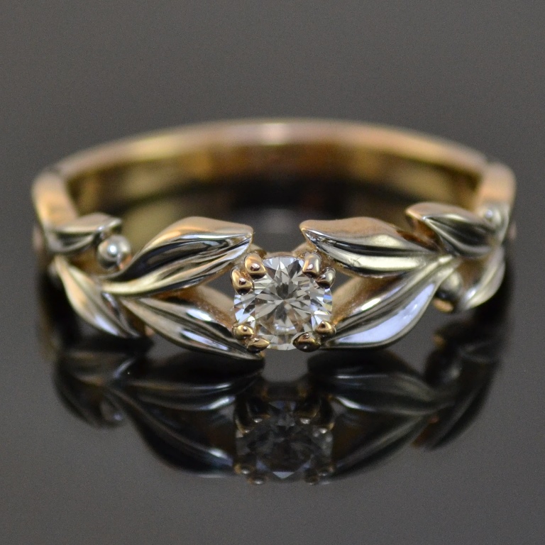 Двухцветное помолвочное кольцо с крупным бриллиантом 0,065 карат (Вес: 6 гр.)