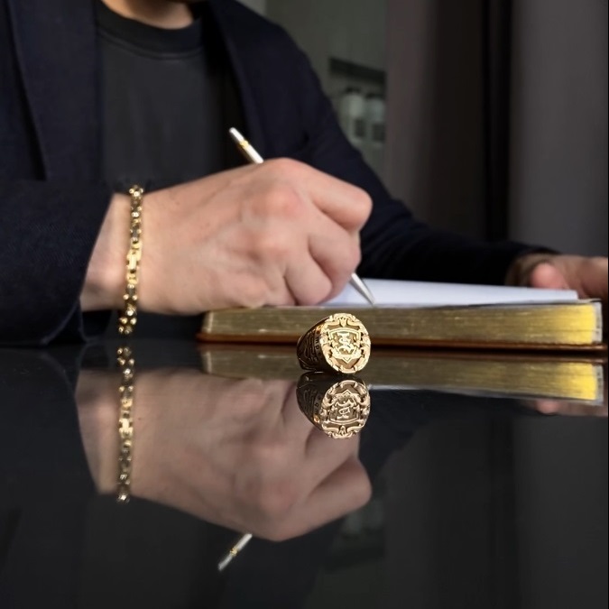 Золотой браслет и золотое мужское кольцо печатка с личным гербом