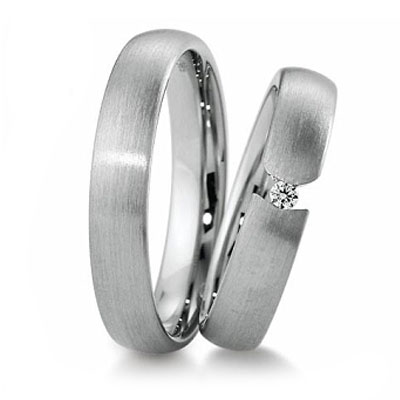 Матовые гладкие обручальные кольца на заказ с бриллиантом (Вес пары: 9 гр.)