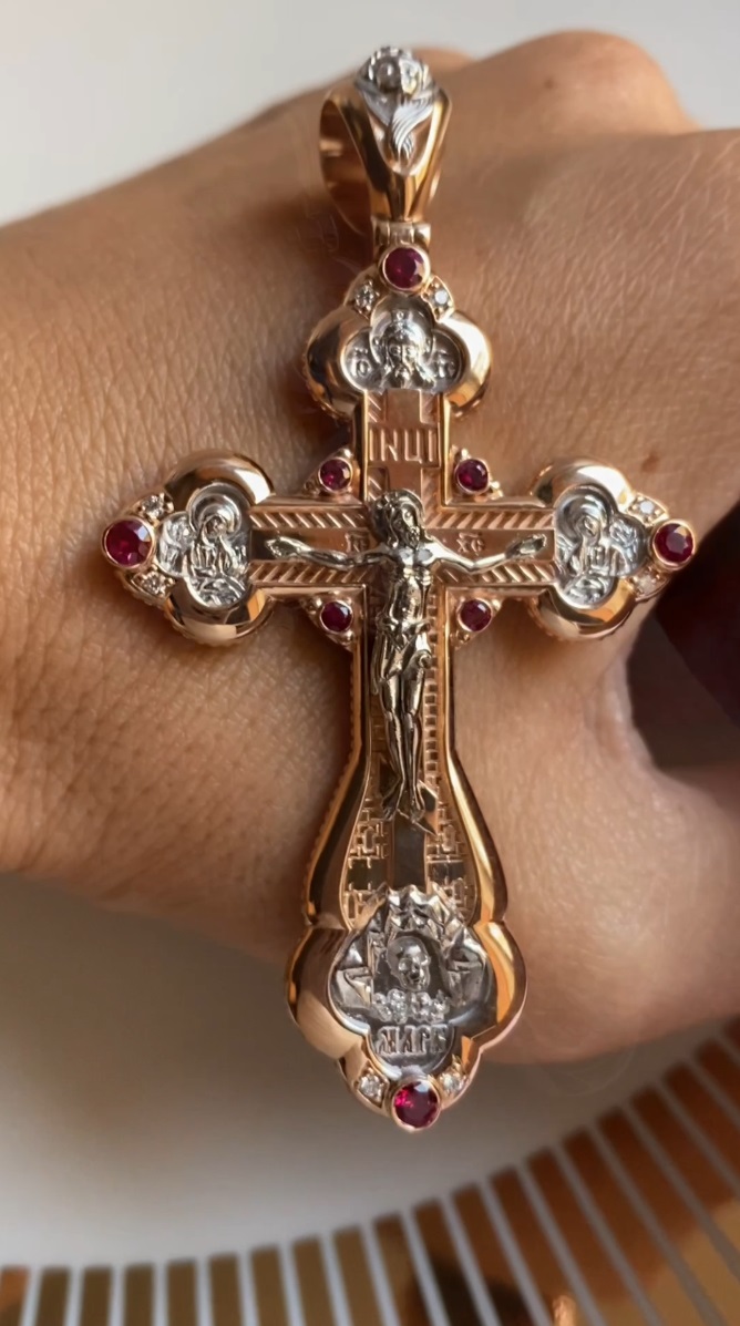 Православный нательный крест с ликами святых из двух видов золота с рубинами