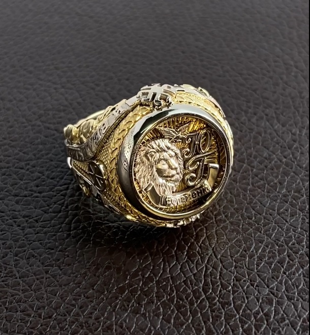 Мужской перстень из двух видов золота со львом, личной символикой и инициалами
