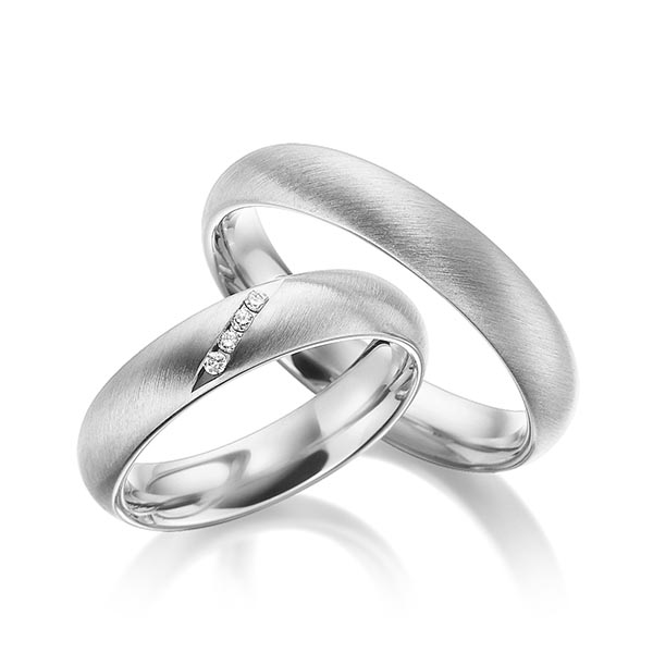 Выпуклые шероховатые платиновые обручальные кольца с тремя бриллиантами в женском кольце (Вес пары: 16 гр.)
