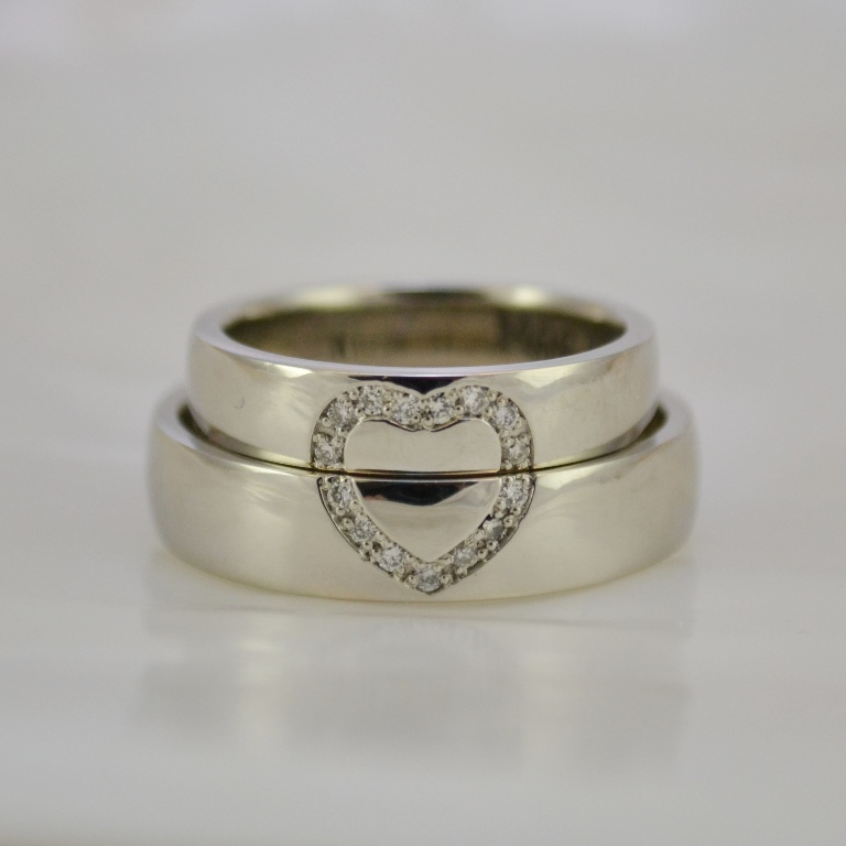 Обручальные кольца из платины в виде половинок сердец с бриллиантами (Вес пары: 18 гр.)