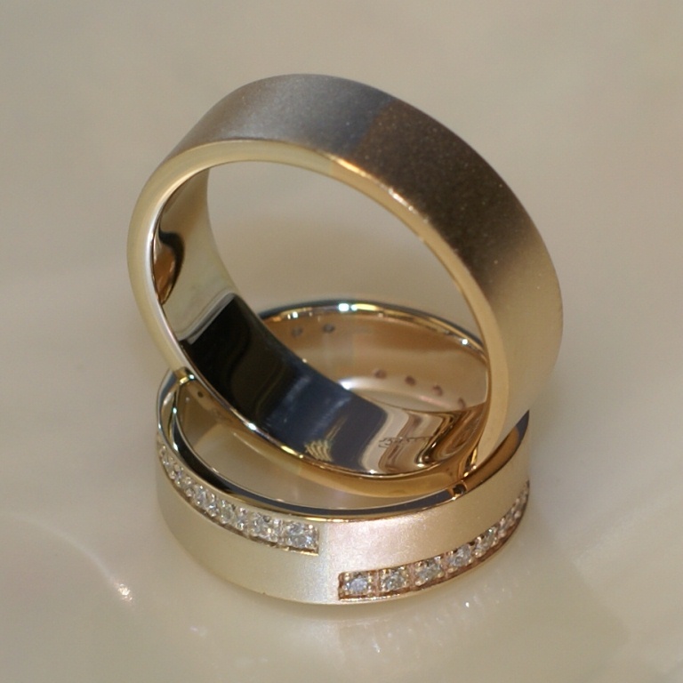 Парные обручальные кольца матовые с бриллиантами на заказ (Вес пары: 13 гр.)