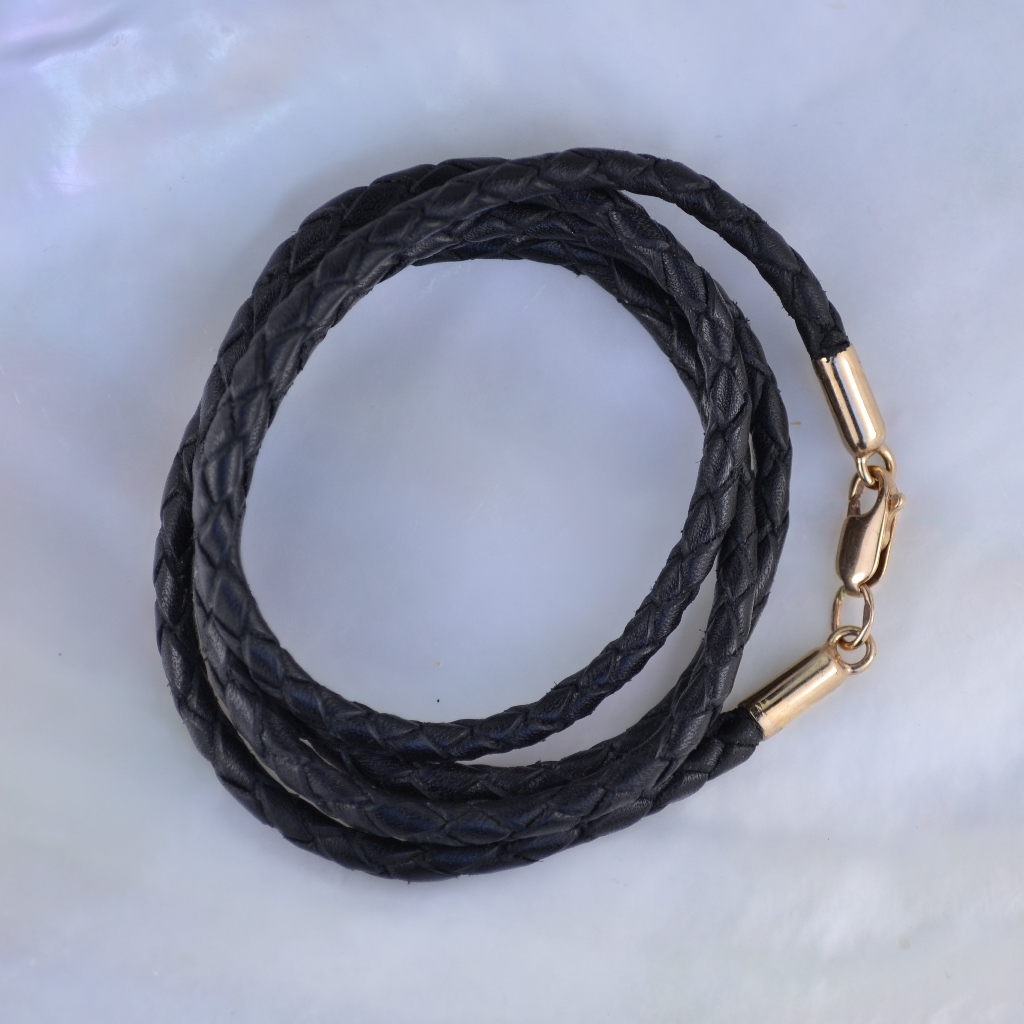Плетёный шнурок-гайтан из натуральной кожи с гладкими концевиками из красного золота (Вес: 2 гр.)