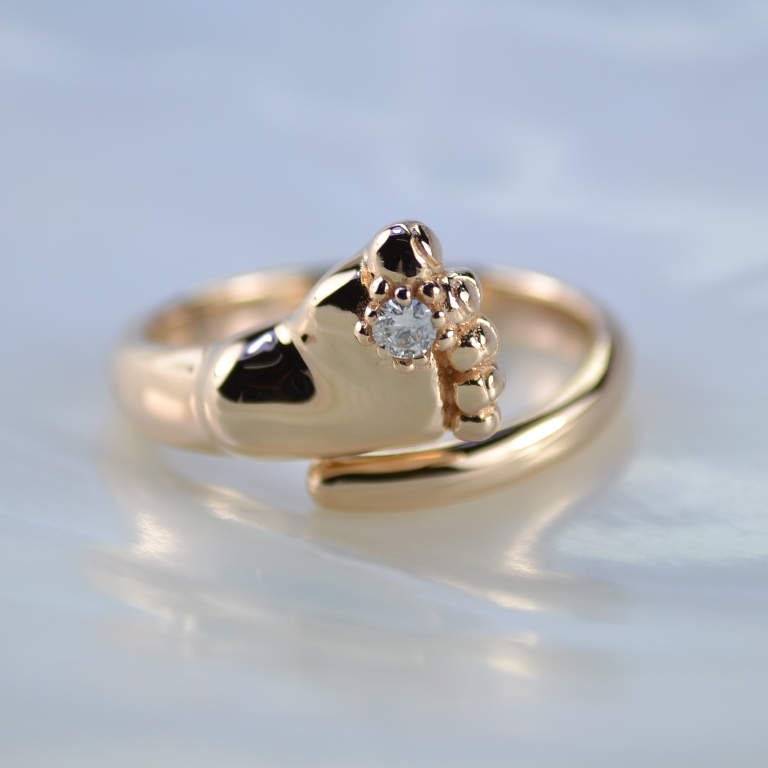 Золотое кольцо с пяточкой младенца с бриллиантом красное золото 585 пробы (Вес: 6 гр.)