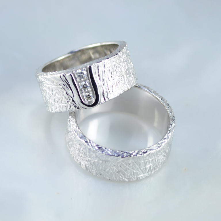 Необычное обручальное кольцо с шероховатой поверхностью из белого золота с бриллиантами (Вес пары: 19 гр.)