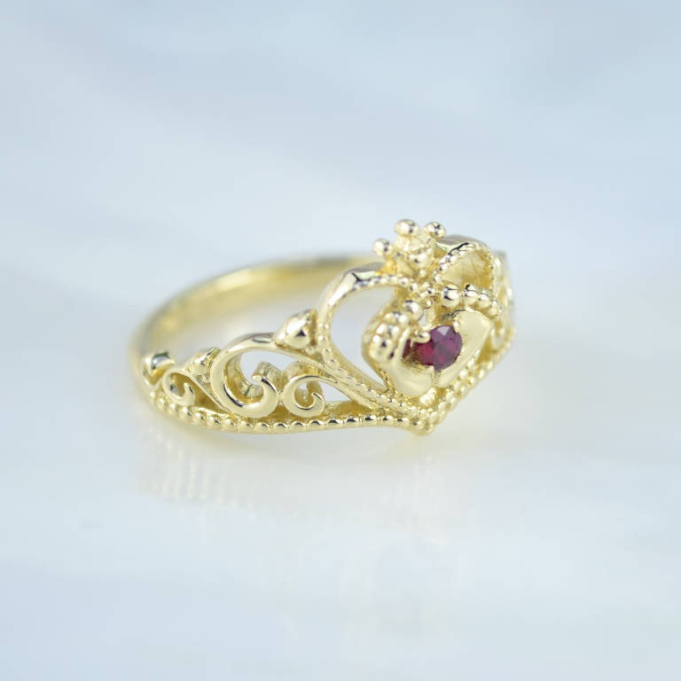 Кольцо на рождение с ножками ребёнка и короной из жёлтого золота с рубином (Вес: 4 гр.)