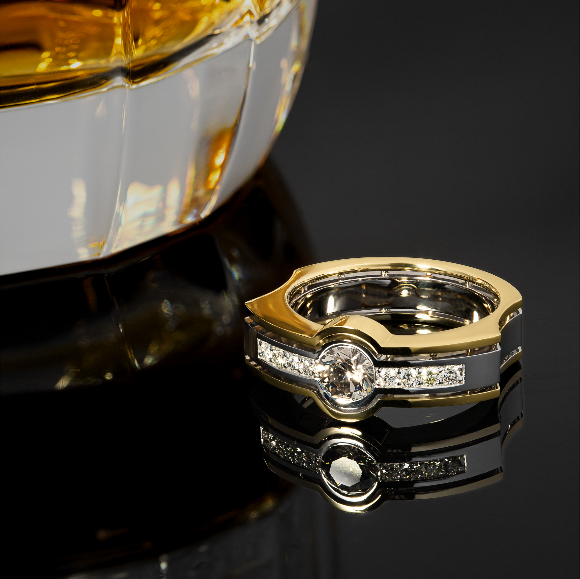Лаконичное кольцо с бриллиантами из белого и желтого золота
